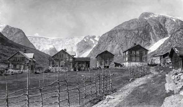 Gardane på Grov i Jostedalen, kring 1930, med Jostedalsbreen i bakgrunnen